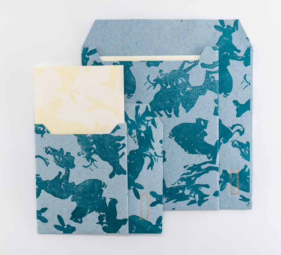 BLUE ENVELOPE/ENVELOPPE BLEUE